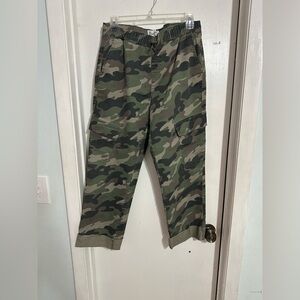 No Boundaries Women's Cropped Camo Cargo Pants - Olive Green